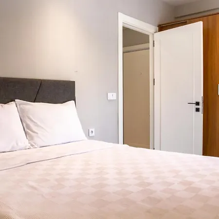 Flat W Balcony 4 Min To In Apartment