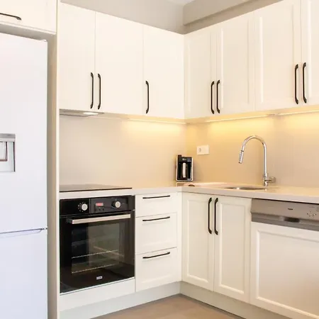 Apartment Flat W Balcony 4 Min To In
