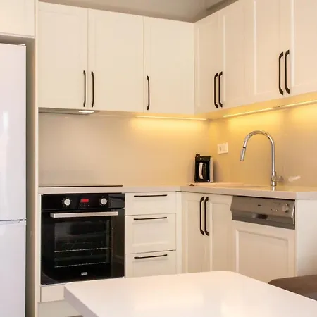 Apartment Flat W Balcony 4 Min To In